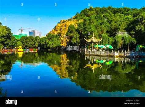  Helongshan Park - En Oas Av Lugn Och Skönhet I Hjärtat Av Baishan!