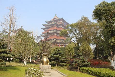   Tengwangge Paviljongen – En unik synvinkel på Nanchangs historia och en plats för poetiska reflektioner!